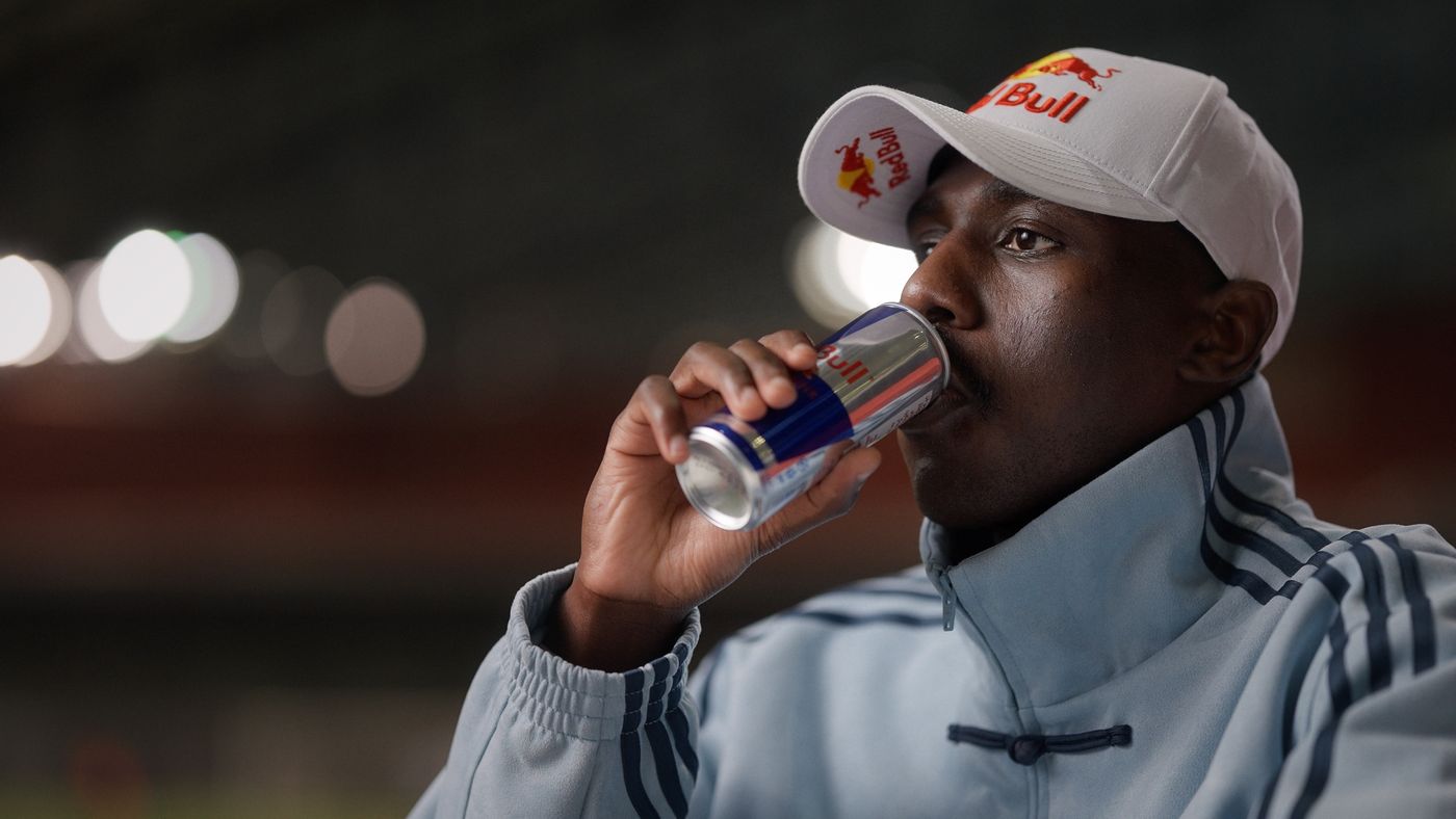 Almoez Ali in the stands, B cam